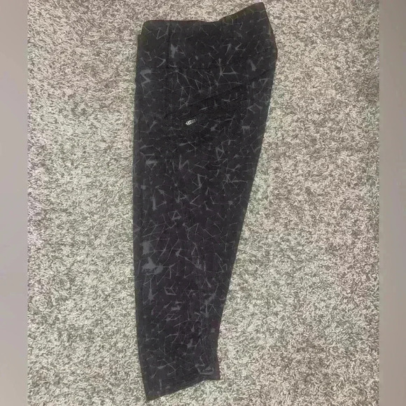 Lululemon Run: Top Speed Crop *Full-On Luxtreme
Star Crushed Coal Black size 6 - Picture 11 of 14